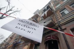 Львовские сосульки падают на головы горожанам, несмотря ограждающие ленты