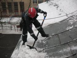 Для битвы с харьковскими сосульками мобилизовали… альпинистов